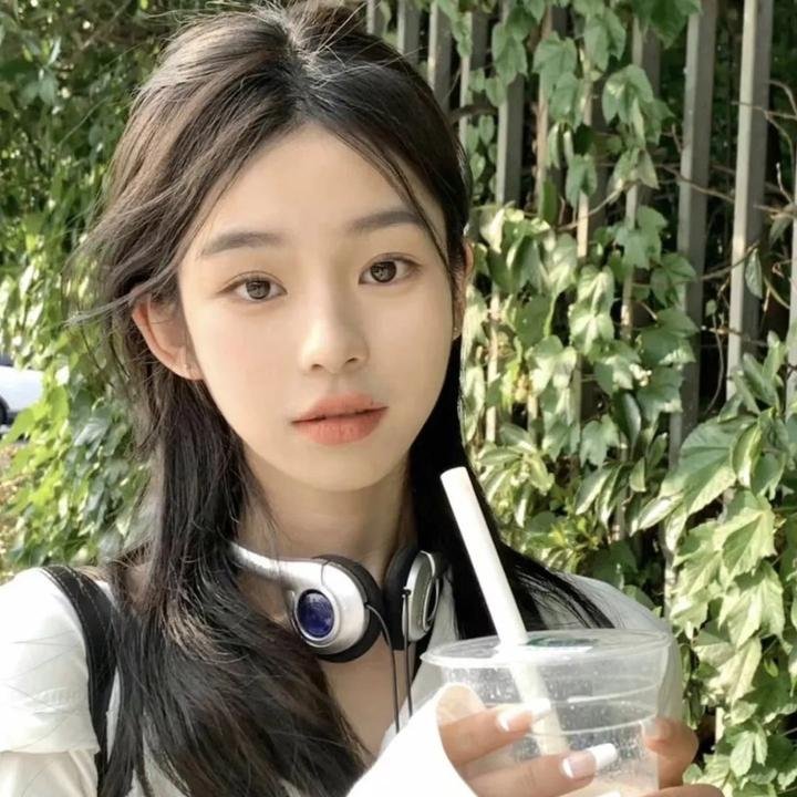 当众离婚弃妇竟是总裁白月光隐婚娇妻竟是首富千金